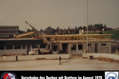 11 Verschalen des Daches mit Brettern