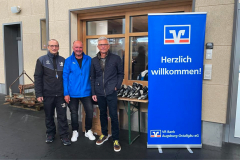 Spende-VR-Bank-von-links-Marcel-Peter-Nachwuchsleiter-Manfred-Seitz-VR-Bank-Axel-Floering-1.-Vorstand-ESV