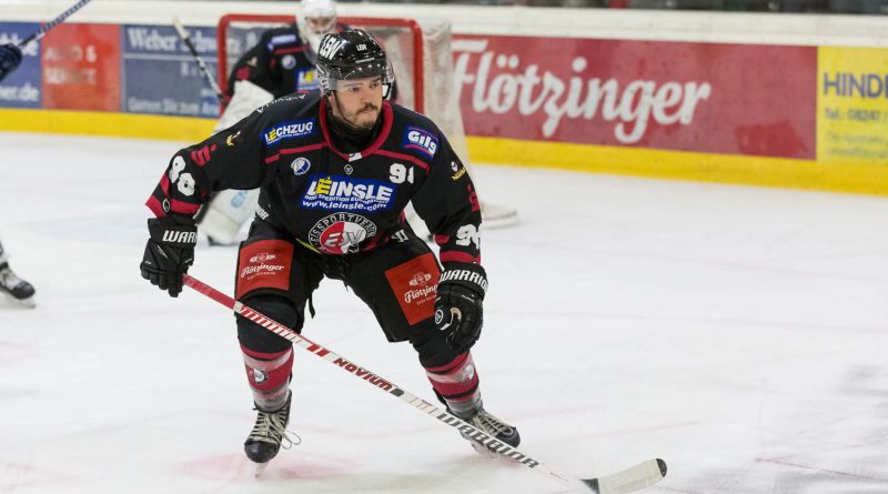 Piraten duellieren sich mit Haien und Hunden